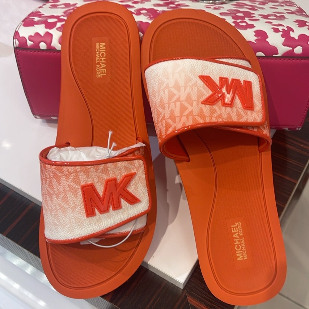 Michael Kors Slide Logo Sandals Palmer Ombré Signature
Red Clay 
NWT - Picture 4 of 16